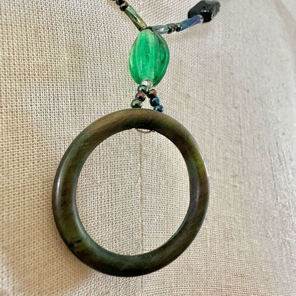 Green open circle beaded pendant necklace - Picture 3 of 9